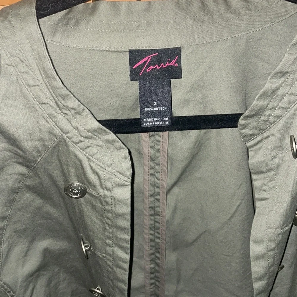 Green button down - Picture 3 of 8